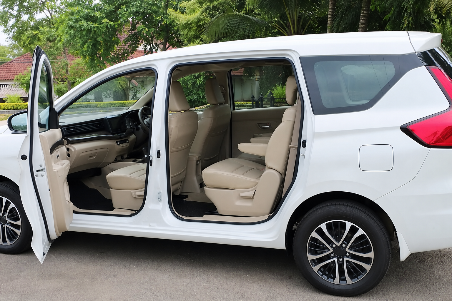 Maruti Ertiga spacious AC interior captain seats Pune Mumbai